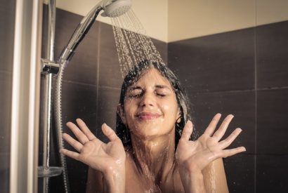 Thumbnail for Ето защо студеният душ е източник на младост и красота. 7 полезни свойства
